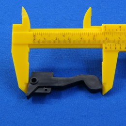 Крючок двери для микроволновки нижний Samsung DE64-01352A