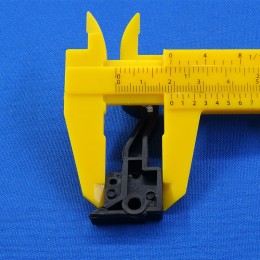 Крючок двери для микроволновки нижний Samsung DE64-01352A